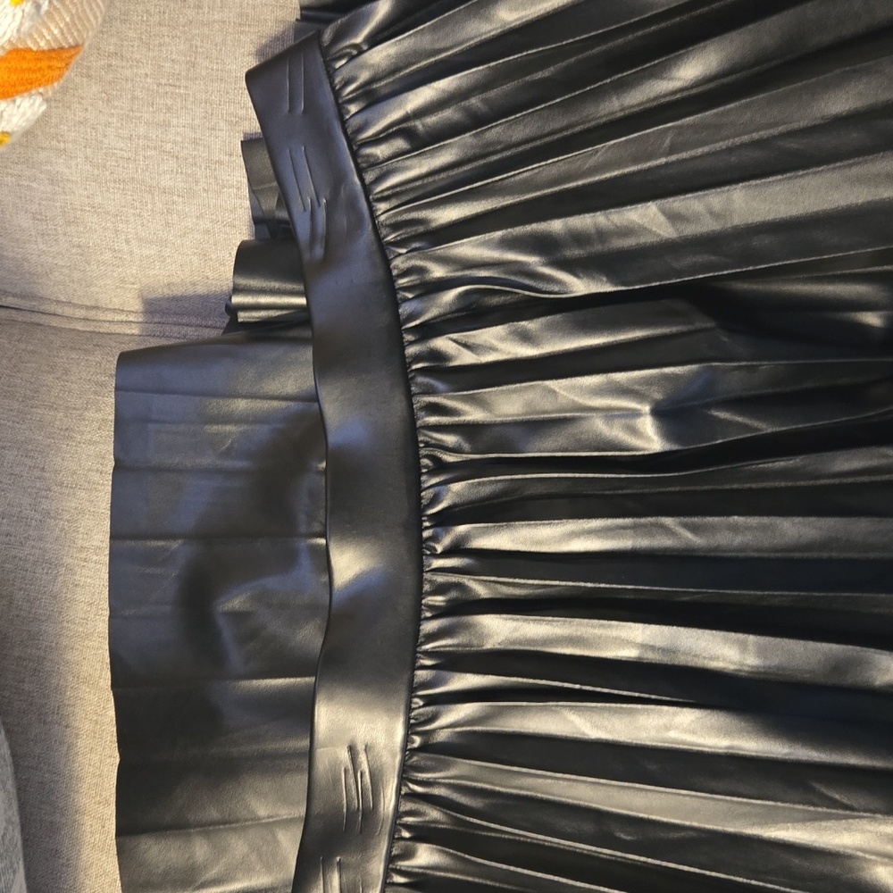 Elegant Black Pleated Skirt - Picture 7 of 9
